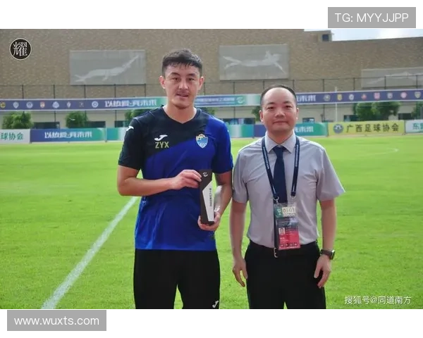 足球明星专访幕后揭秘字幕翻译背后的故事与挑战