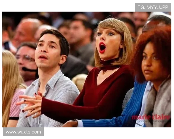 足球明星莅临香港激情赛场引发球迷热烈追捧与欢呼 足球明星莅临香港激情赛场引发球迷热烈追捧与欢呼